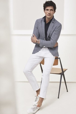 Какие низкие кеды носить с темно-сине-белым пиджаком в 30 лет мужчине лето: Повторить такой лук из темно-сине-белого пиджака и белых брюк чинос легко, главное - подобрать вещи правильного размера. Любишь дерзкие сочетания? Можешь дополнить свой образ низкими кедами. В жару такое сочетание будет очень кстати.