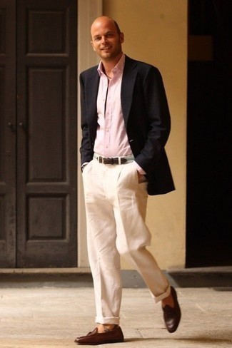 Модный лук: черный пиджак, розовая классическая рубашка, белые брюки чинос, коричневые кожаные плетеные лоферы