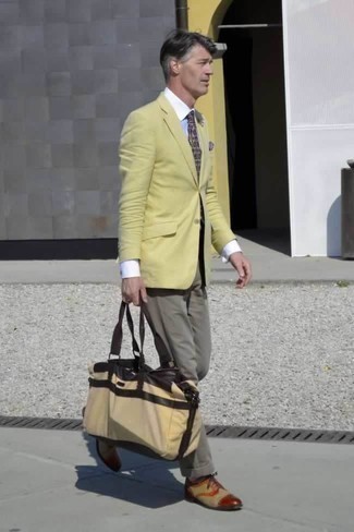 С чем носить светло-коричневые оксфорды: Желтый пиджак и серые брюки чинос — must have вещи в арсенале парней с чувством стиля. Сделать образ элегантнее позволят светло-коричневые оксфорды.