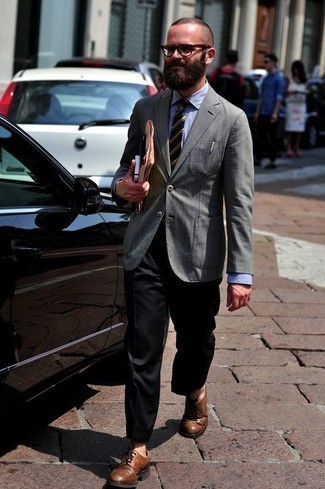 С чем носить темно-бирюзовый галстук в горизонтальную полоску в 30 лет мужчине в теплую погоду в стиле смарт-кэжуал: Серый пиджак в паре с темно-бирюзовым галстуком в горизонтальную полоску — образец строгого делового стиля. Коричневые кожаные броги становятся отличным завершением твоего ансамбля.