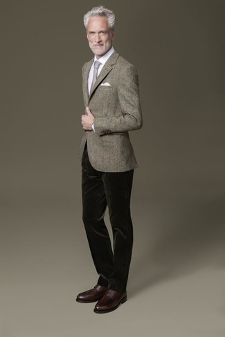 Как носить белую классическую рубашку с серым пиджаком за 50 лет мужчине: Серый пиджак в сочетании с белой классической рубашкой — превосходный пример строгого мужского стиля. В сочетании с этим луком гармонично будут смотреться темно-коричневые кожаные туфли дерби.