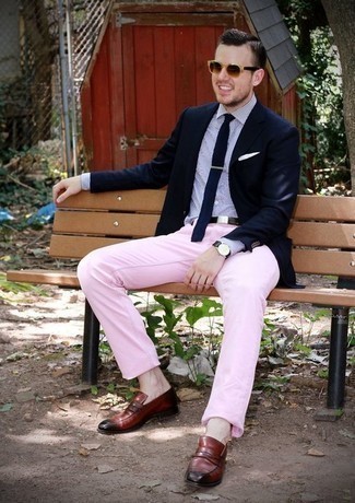 Как носить бело-синюю классическую рубашку в вертикальную полоску с розовыми брюками чинос: Если не знаешь, в чем пойти на свидание вечером, бело-синяя классическая рубашка в вертикальную полоску и розовые брюки чинос — беспроигрышный выбор. Любишь экспериментировать? Дополни образ темно-красными кожаными лоферами.