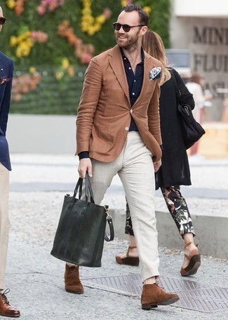 Модный лук: светло-коричневый пиджак, темно-синяя классическая рубашка, белые брюки чинос, коричневые замшевые ботинки дезерты