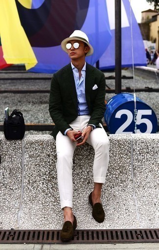 Модный лук: темно-зеленый пиджак, голубая классическая рубашка, белые брюки чинос, темно-коричневые замшевые лоферы с кисточками