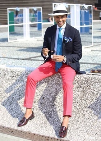 Какие пиджаки носить с темно-красными лоферами с кисточками в 30 лет лето в стиле смарт-кэжуал: Сочетание пиджака и ярко-розовых брюк чинос — замечательный пример привлекательного офисного стиля для парней. Любишь экспериментировать? Заверши лук темно-красными лоферами с кисточками. Смело говорим, подобное сочетание вещей будет бомбой в знойный летний день.