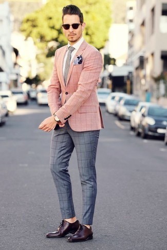 С чем носить розовый пиджак в клетку мужчине: Привлекательное сочетание розового пиджака в клетку и серых брюк чинос в клетку без сомнений будет привлекать взоры прекрасных девушек. Хотел бы привнести сюда толику элегантности? Тогда в качестве обуви к этому образу, обрати внимание на темно-красные кожаные оксфорды.