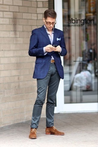 Как носить темно-синие брюки чинос с темно-синим пиджаком в клетку за 40 лет в стиле смарт-кэжуал: Если ты приписываешь себя к той немногочисленной категории парней, которые каждый день стараются одеваться безупречно стильно, тебе придется по вкусу дуэт темно-синего пиджака в клетку и темно-синих брюк чинос. Коричневые замшевые ботинки дезерты — отличный вариант, чтобы дополнить образ.