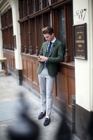С чем носить темно-зеленый пиджак подросткам мужчине: Темно-зеленый пиджак в паре с серыми брюками чинос — отличный пример привлекательного офисного стиля для молодых людей. Если тебе нравится рисковать, на ноги можешь надеть темно-синие замшевые мокасины.