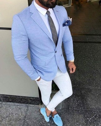 С чем носить серый галстук в клетку мужчине лето в стиле смарт-кэжуал: Сочетание голубого пиджака и серого галстука в клетку поможет составить стильный и мужественный лук. Голубые замшевые лоферы — идеальный вариант, чтобы завершить образ. Как видишь, это максимально комфортное и простое сочетание для жаркой летней погоды.