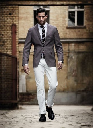 С чем носить бело-красно-синий галстук мужчине лето: Серый пиджак в клетку в сочетании с бело-красно-синим галстуком поможет создать модный и утонченный образ. В сочетании с этим ансамблем идеально выглядят черные кожаные оксфорды. Такой образ обеспечивает тебе ощущение комфорта в жаркую погоду и удобство в носке.