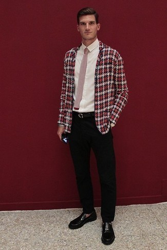 С чем носить розовый галстук мужчине в стиле смарт-кэжуал: Сочетание красного пиджака в шотландскую клетку и розового галстука выглядит очень модно и элегантно. Черные кожаные лоферы становятся превосходным дополнением к твоему образу.