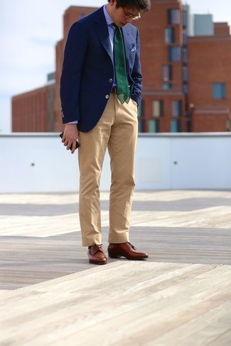 С чем носить темно-зеленый галстук в 30 лет мужчине: Несмотря на то, что этот образ выглядит довольно выдержанно, дуэт темно-синего пиджака и темно-зеленого галстука всегда будет по душе стильным молодым людям, но также пленяет при этом сердца прекрасных дам. Если сочетание несочетаемого импонирует тебе не меньше, чем проверенная классика, закончи этот образ коричневыми кожаными туфлями дерби.