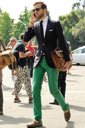 Какие мокасины носить с зелеными брюками чинос: Если ты приписываешь себя к той редкой категории парней, ориентирующихся в модных тенденциях, тебе придется по вкусу дуэт темно-синего пиджака и зеленых брюк чинос. Если сочетание несочетаемого привлекает тебя не меньше, чем проверенная классика, заверши свой лук мокасинами.