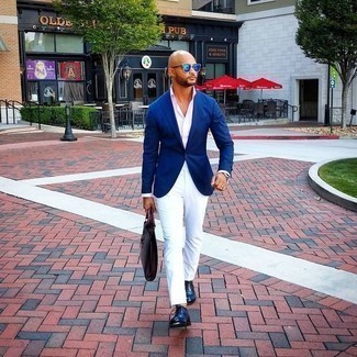 С чем носить синий пиджак в 30 лет мужчине в стиле смарт-кэжуал: Сочетание синего пиджака и белых брюк чинос — воплощение непринужденного офисного стиля для парней. Думаешь сделать лук немного элегантнее? Тогда в качестве обуви к этому луку, обрати внимание на темно-синие кожаные броги.