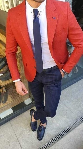 С чем носить темно-синие кожаные лоферы в 30 лет мужчине в стиле смарт-кэжуал: Красный пиджак и темно-синие брюки чинос в вертикальную полоску — превосходное решение для первого свидания или похода в паб с коллегами. Думаешь привнести в этот образ толику строгости? Тогда в качестве обуви к этому луку, выбери темно-синие кожаные лоферы.