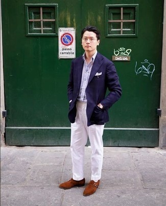 Как носить пиджак с монками: Тандем пиджака и белых брюк чинос — прекрасный пример современного городского стиля. Дополнив лук монками, ты привнесешь в него нотки мужественной элегантности.