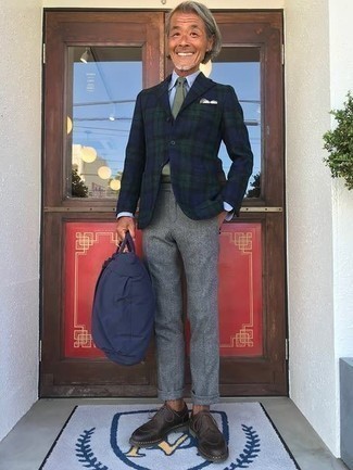 С чем носить темно-зеленый галстук за 50 лет мужчине в теплую погоду в стиле смарт-кэжуал: Несмотря на то, что это довольно-таки выдержанный лук, тандем темно-сине-зеленого пиджака в шотландскую клетку и темно-зеленого галстука всегда будет выбором стильных мужчин, пленяя при этом дамские сердца. Пара темно-коричневых кожаных туфель дерби великолепно подойдет к остальным составляющим лука.