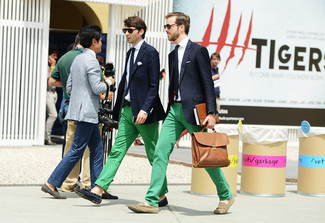 Как носить зеленые брюки чинос с темно-синими замшевыми лоферами с кисточками: Темно-синий пиджак и зеленые брюки чинос — идеальный вариант для создания мужского лука в стиле смарт-кэжуал. Хотел бы привнести в этот ансамбль немного эффектности? Тогда в качестве обуви к этому луку, стоит обратить внимание на темно-синие замшевые лоферы с кисточками.