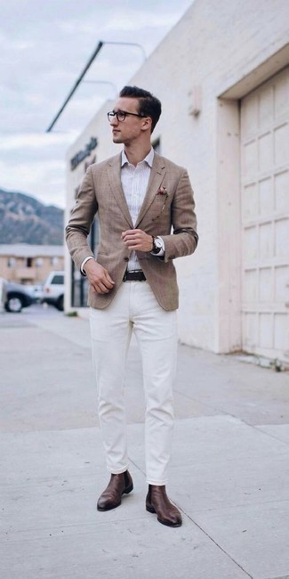 С чем носить белую классическую рубашку мужчине весна в стиле смарт-кэжуал: Белая классическая рубашка и белые брюки чинос — необходимые вещи в арсенале парней с чувством стиля. Преобразить ансамбль и добавить в него немного классики позволят коричневые кожаные ботинки челси. Когда зимнее время года меняется на весну, молодым людям хочется одеваться с иголочки и выглядеть превосходно, обращая на себя внимание красивых дам. Подобное сочетание одежды безусловно поможет достичь именно этого.