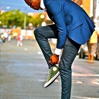 С чем носить черный галстук-бабочку в 20 лет мужчине: Если этот день тебе предстоит провести в движении, сочетание синего пиджака с принтом и черного галстука-бабочки позволит создать функциональный лук в стиле casual. В паре с этим образом идеально выглядят зеленые высокие кеды из плотной ткани.