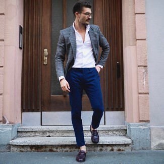 Модный лук: темно-синий шерстяной пиджак с узором "гусиные лапки", белая классическая рубашка, темно-синие брюки чинос, темно-красные кожаные лоферы