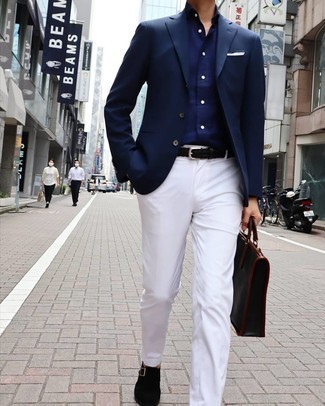 Какие монки носить с белыми брюками чинос в теплую погоду: Сочетание темно-синего пиджака и белых брюк чинос — отличный пример непринужденного офисного стиля для мужчин. Немного строгости и мужественности ансамблю добавит пара монок.