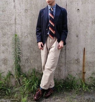 С чем носить темно-сине-красный галстук в горизонтальную полоску мужчине: Комбо из темно-синего пиджака и темно-сине-красного галстука в горизонтальную полоску позволит реализовать строгий деловой стиль. Создать выразительный контраст с остальными составляющими этого ансамбля помогут темно-красные кожаные топсайдеры.
