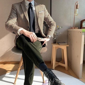 Какие классические рубашки носить с оливковыми брюками чинос: Классическая рубашка и оливковые брюки чинос — прекрасный выбор для воплощения мужского лука в стиле business casual. Пара черных кожаных ботинок броги позволит сделать образ цельным.