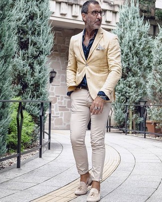 С чем носить белый нагрудный платок за 50 лет: Если ты ценишь удобство и практичность, желтый льняной пиджак и белый нагрудный платок — превосходный выбор для привлекательного мужского лука на каждый день. Любишь эксперименты? Дополни образ бежевыми замшевыми лоферами с кисточками.