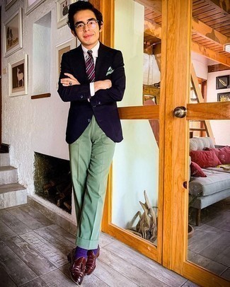 С чем носить пурпурные носки мужчине: Если в одежде ты ценишь удобство и функциональность, темно-синий пиджак и пурпурные носки — прекрасный выбор для модного мужского лука на каждый день. Сбалансировать лук и добавить в него толику классики позволят темно-красные кожаные лоферы с кисточками.