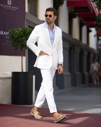Модный лук: белый пиджак, бело-синяя классическая рубашка в вертикальную полоску, белые брюки чинос, светло-коричневые замшевые топсайдеры