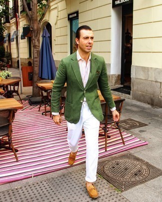 С чем носить коричневые мокасины за 40 лет мужчине лето: Зеленый пиджак в паре с белыми брюками чинос великолепно подходит для офиса. Такой ансамбль легко адаптировать к повседневным нуждам, если надеть в сочетании с ним коричневые мокасины. Нам кажется, это прекрасная идея для жаркой летней погоды.