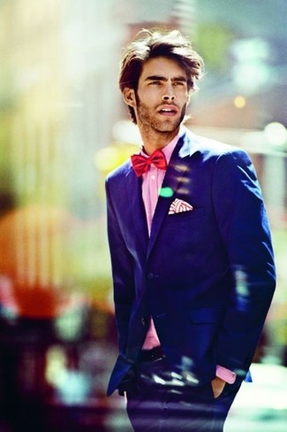 Как носить розовую классическую рубашку с синим пиджаком мужчине в стиле смарт-кэжуал: Синий пиджак в сочетании с розовой классической рубашкой — образец делового городского стиля.