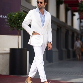 Как носить брюки чинос с топсайдерами: Любителям стиля smart casual понравится сочетание белого пиджака и брюк чинос. Чтобы образ не получился слишком вычурным, можешь дополнить его топсайдерами.