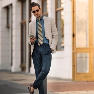 Как носить бежевый пиджак с синими брюками чинос в теплую погоду: Бежевый пиджак и синие брюки чинос помогут составить гармоничный модный образ. Не прочь добавить в этот наряд немного классики? Тогда в качестве обуви к этому образу, обрати внимание на темно-коричневые кожаные лоферы.