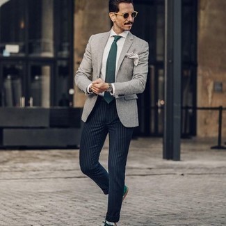 С чем носить серый пиджак мужчине в стиле смарт-кэжуал: Серый пиджак и темно-синие брюки чинос в вертикальную полоску — классное решение для мероприятий с деловым дресс-кодом. Смелые мужчины завершат образ темно-зелеными замшевыми низкими кедами.