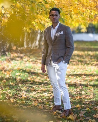 С чем носить коричневый шерстяной пиджак в шотландскую клетку мужчине: Коричневый шерстяной пиджак в шотландскую клетку в сочетании с белыми брюками чинос позволит создать стильный, но в то же время мужественный лук. Коричневые кожаные ботинки дезерты великолепно впишутся в образ.