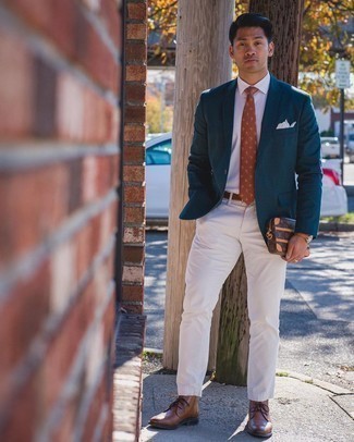 С чем носить оливковый пиджак в 20 лет мужчине весна: Сочетание оливкового пиджака и белых брюк чинос может стать великолепным образом для офиса. В паре с этим луком идеально выглядят коричневые кожаные ботинки дезерты. Такой образ будет приятно примерить на себя в ласковый весенний день.
