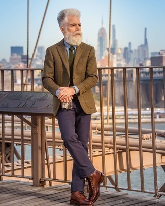 С чем носить темно-зеленый галстук за 50 лет мужчине в стиле смарт-кэжуал: Коричневый шерстяной пиджак в клетку в сочетании с темно-зеленым галстуком позволит исполнить строгий деловой стиль. Чтобы лук не получился слишком отполированным, можешь надеть коричневые кожаные повседневные ботинки.