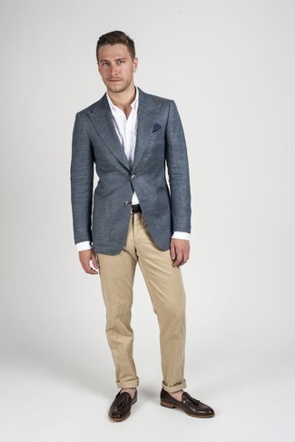 Модный лук: темно-серый пиджак, белая классическая рубашка, светло-коричневые брюки чинос, коричневые кожаные лоферы с кисточками