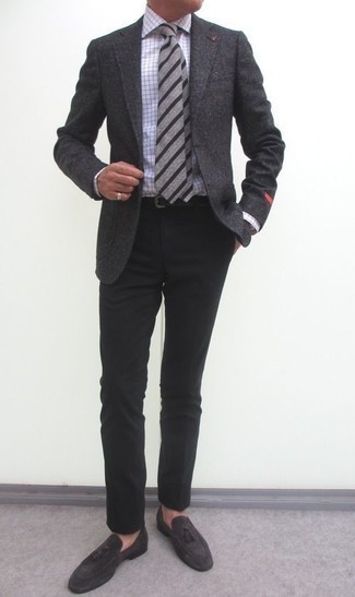 С чем носить серый галстук в горизонтальную полоску мужчине в теплую погоду в стиле смарт-кэжуал: Комбо из темно-серого шерстяного пиджака и серого галстука в горизонтальную полоску — отличный пример делового городского стиля. Вместе с этим ансамблем идеально смотрятся темно-серые замшевые лоферы с кисточками.