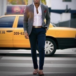 Как носить темно-синие брюки чинос с серым шерстяным пиджаком: Серый шерстяной пиджак и темно-синие брюки чинос — необходимые вещи в гардеробе парней с превосходным чувством стиля. Любители свежих идей могут завершить образ коричневыми кожаными лоферами, тем самым добавив в него толику элегантности.