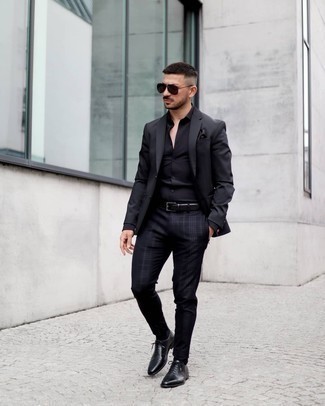 Модный лук: черный пиджак, черная классическая рубашка, черные брюки чинос в шотландскую клетку, черные кожаные оксфорды
