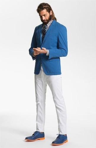 С чем носить голубую рубашку в шотландскую клетку мужчине в стиле смарт-кэжуал: Если ты принадлежишь к той немногочисленной категории молодых людей, способных неплохо ориентироваться в одежде, тебе придется по душе сочетание голубой рубашки в шотландскую клетку и белых брюк чинос. Закончив ансамбль синими кожаными туфлями дерби, можно получить неожиданный результат.
