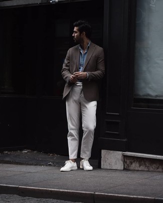 Какие брюки чинос носить с коричневым пиджаком в 30 лет: Сочетание коричневого пиджака и брюк чинос великолепно вписывается в разные дресс-коды. Дерзкие мужчины дополнят лук белыми низкими кедами из плотной ткани.