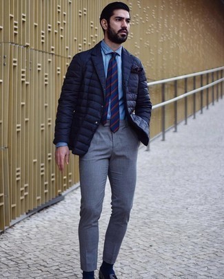 С чем носить темно-синий стеганый пиджак мужчине: Сочетание темно-синего стеганого пиджака и серых брюк чинос — превосходный пример современного городского стиля. Хотел бы привнести в этот наряд немного строгости? Тогда в качестве обуви к этому ансамблю, выбери темно-коричневые кожаные лоферы.
