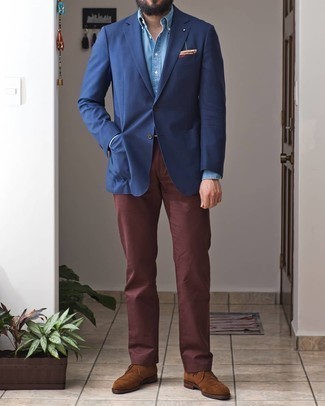 Как носить темно-синий пиджак с коричневыми брюками чинос в 30 лет в теплую погоду: Если ты принадлежишь к той когорте парней, которые одеваются со вкусом, тебе придется по вкусу сочетание темно-синего пиджака и коричневых брюк чинос. Что касается обуви, коричневые замшевые ботинки дезерты — самый выигрышный вариант.
