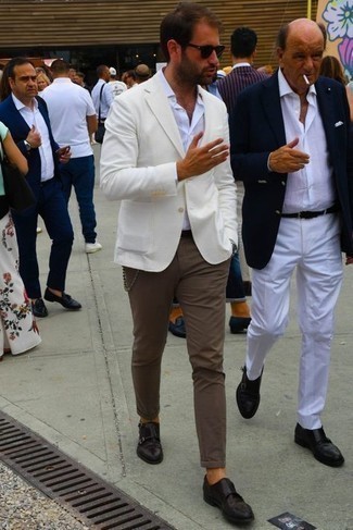 Как носить белую классическую рубашку с белым пиджаком мужчине: Белый пиджак в паре с белой классической рубашкой поможет составить модный и мужественный ансамбль. Если говорить об обуви, темно-коричневые кожаные монки с двумя ремешками станут замечательным выбором.