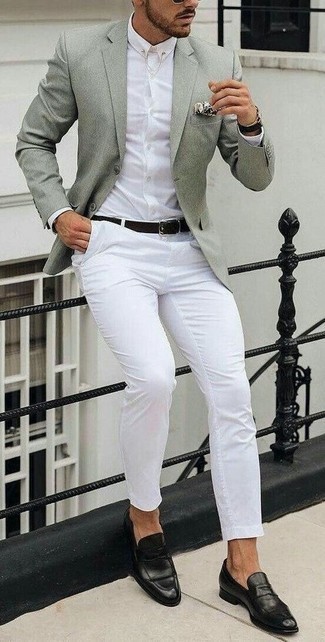 С чем носить мятный пиджак в 30 лет мужчине в стиле смарт-кэжуал: Если ты приписываешь себя к той немногочисленной группе джентльменов, способных неплохо ориентироваться в модных тенденциях, тебе полюбится тандем мятного пиджака и белых брюк чинос. Любишь незаезженные идеи? Закончи образ черными кожаными лоферами.