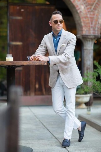 С чем носить темно-синие кожаные мокасины мужчине лето: Серый пиджак и белые брюки чинос — великолепный вариант для создания мужского ансамбля в стиле business casual. Дополни ансамбль темно-синими кожаными мокасинами, если не хочешь, чтобы он получился слишком претенциозным. Такой образ прекрасно подойдет для солнечной погоды.